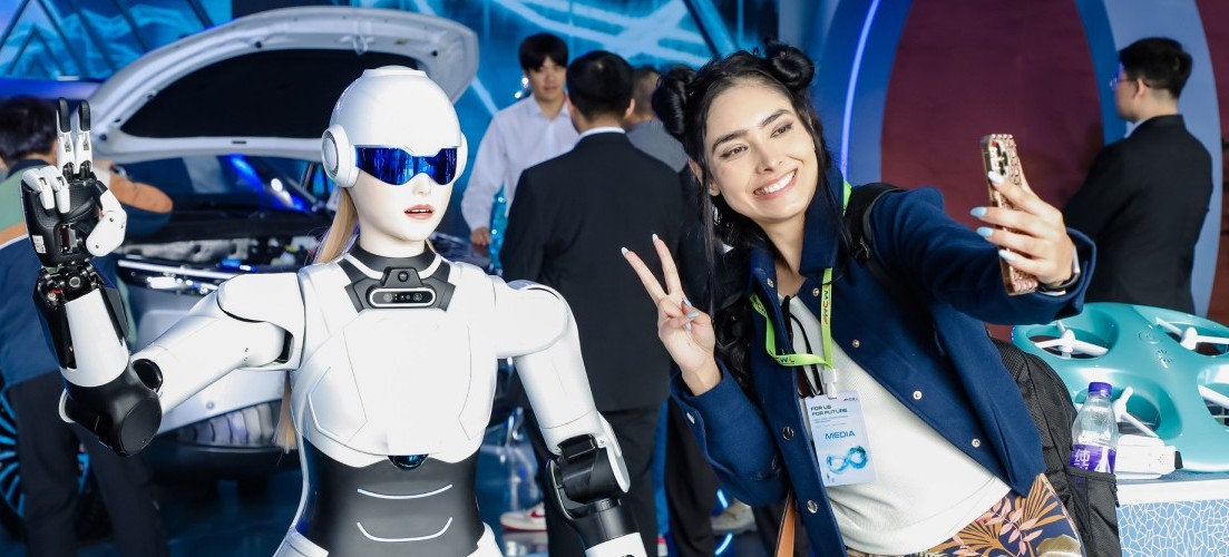 JAECOO, insansı robot Mornine ve akıllı köpek Argos’u tanıttı