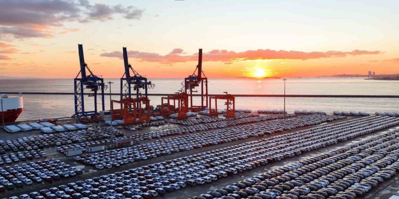 Haydarpaşa Limanı, binlerce sıfır otomobille doldu