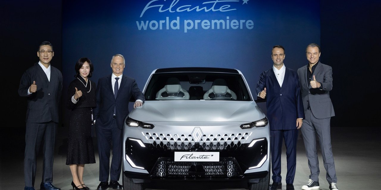 Renault, yeni 'amiral gemisi' Filante'yi Kore'de podyuma çıkardı