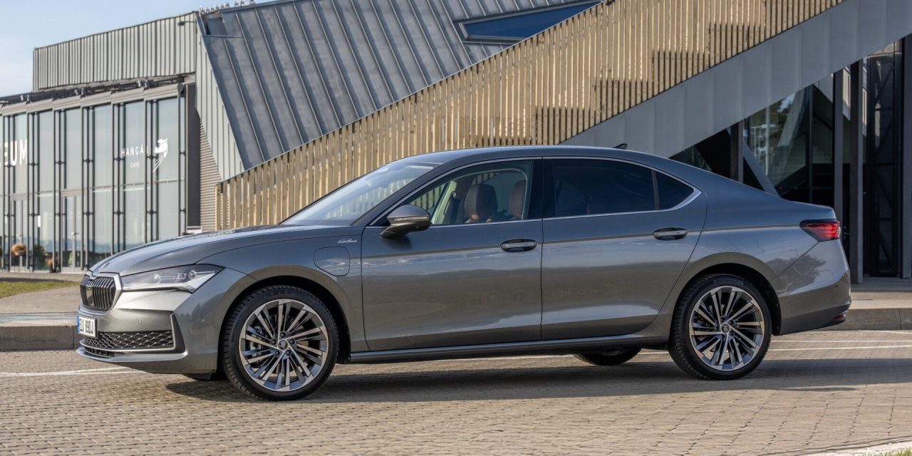 Skoda, 272 beygirlik hibrit Superb'i tanıttı