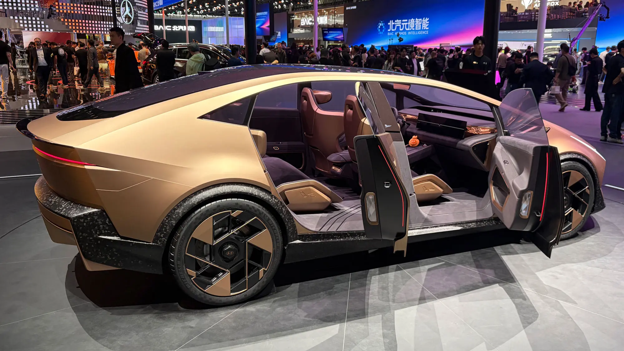 600 Kilometre Menzilli Hyundai IONIQ V Podyuma Çıktı