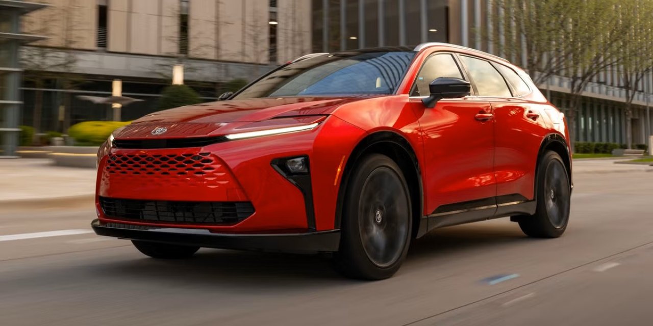 Toyota, Crown Modelini Yeni Hibrit Sistemle Güncelliyor