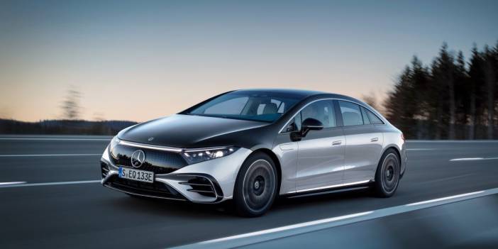 926 km menzilli Yeni Mercedes-Benz EQS podyumda