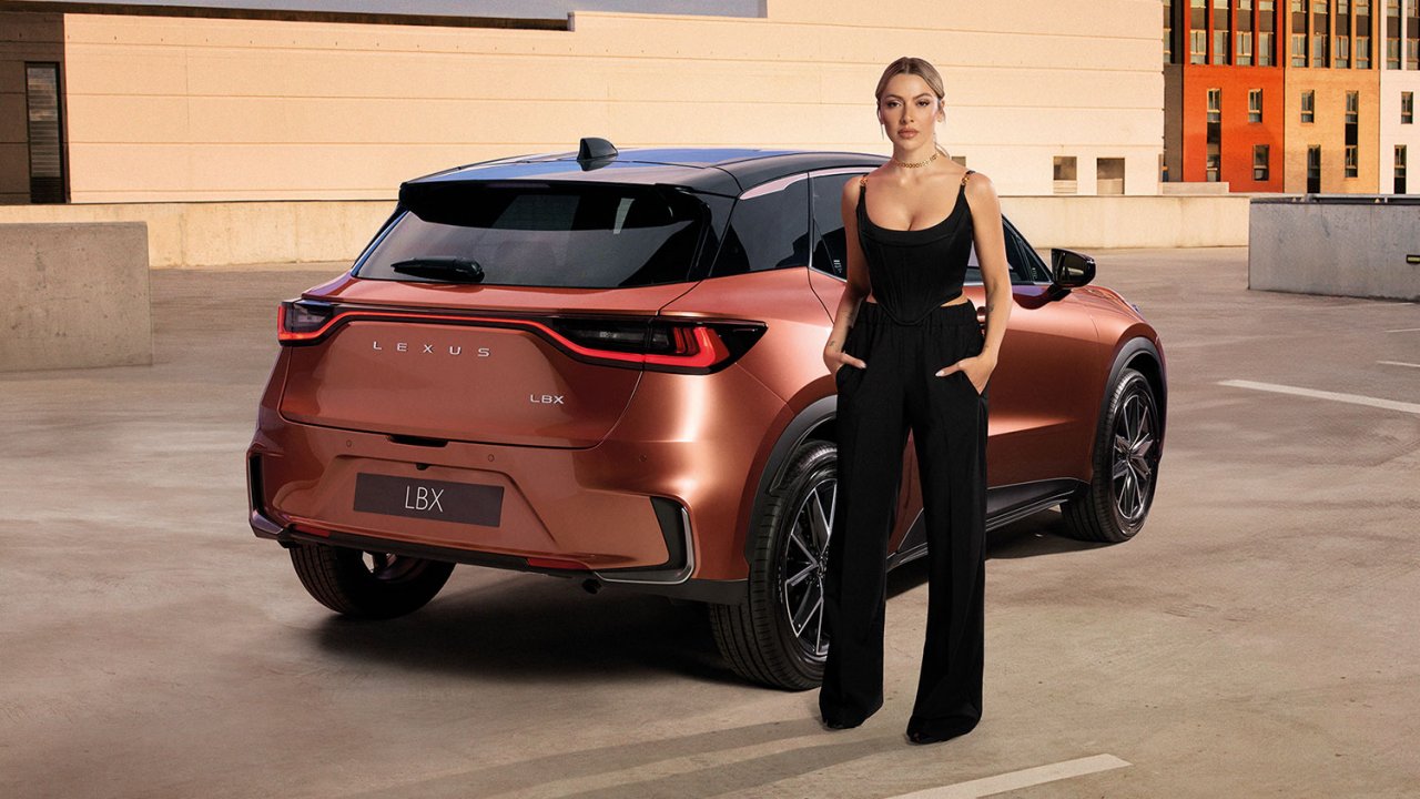 lexus-lbx-ve-hadise-1.jpg