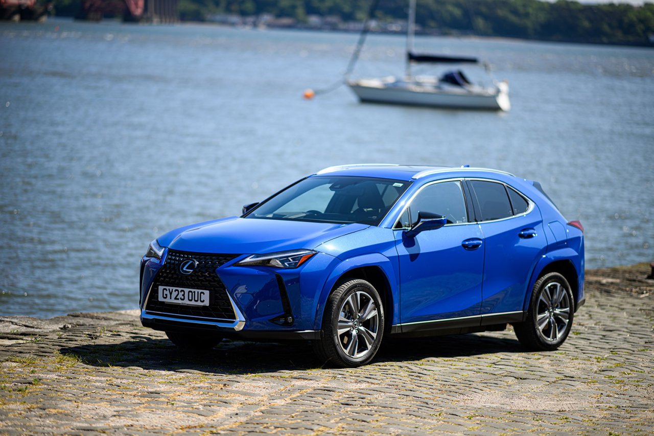 lexus-ux300e-7.jpg