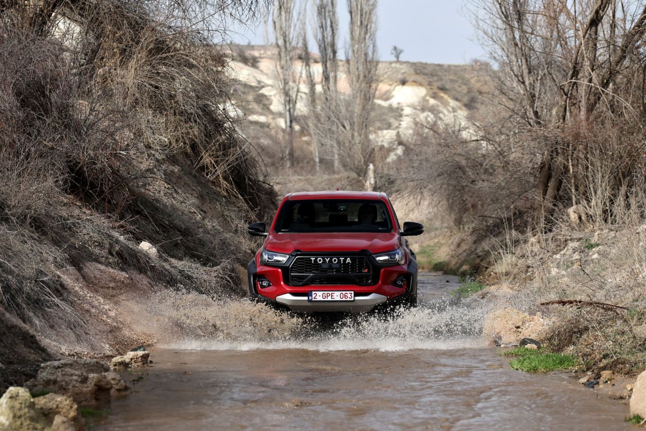 toyota-hilux-gr-sport-4.jpg