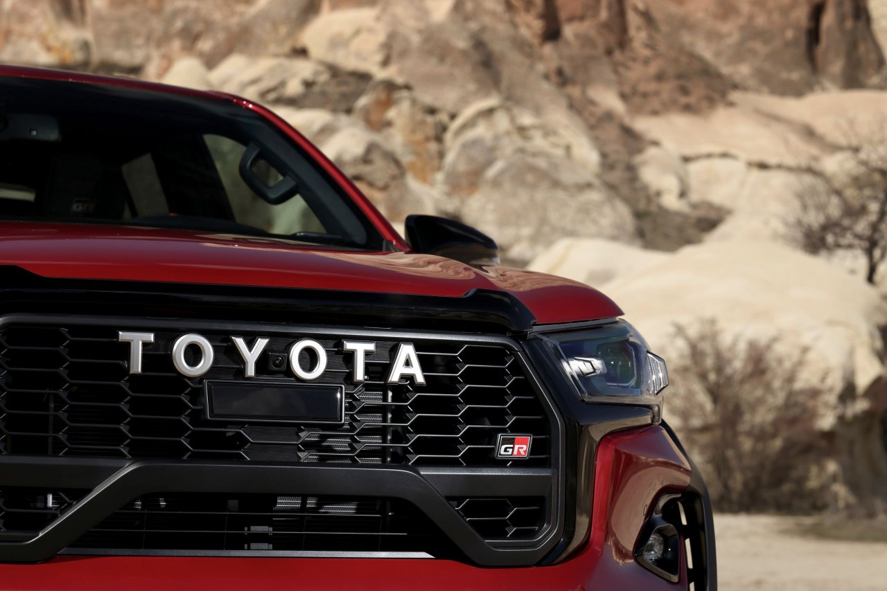 toyota-hilux-gr-sport-5.jpg