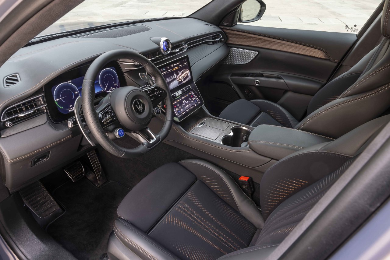 maserati-grecale-folgore-kokpit.jpg