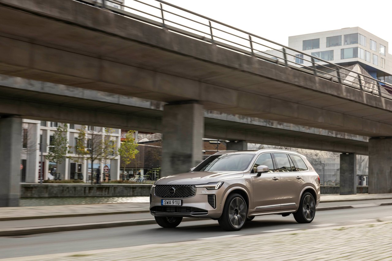 new-volvo-xc90-t8-dynamic.jpg
