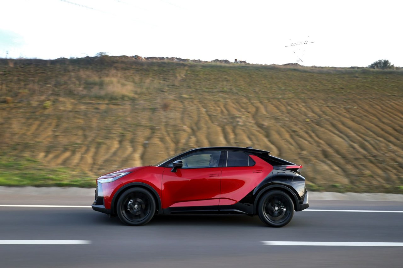 toyota-c-hr-hybrid-gr-sport-4.jpg