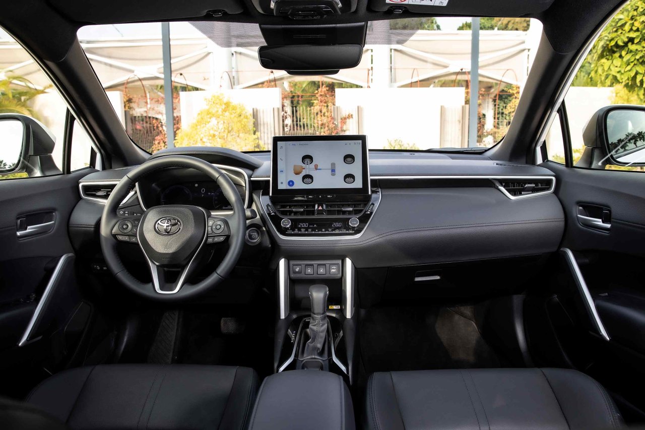 toyota-corolla-cross-hybrid-kabin.jpg