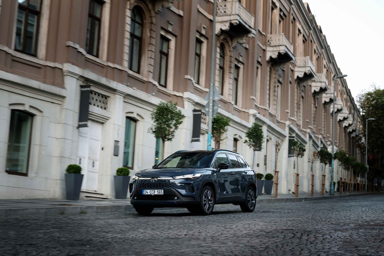 yenilenen-corolla-cross-hybrid.jpg