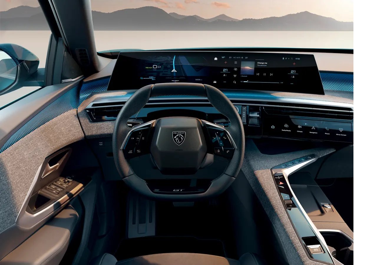 peugeot-5008-panoramic-i-cockpit.webp