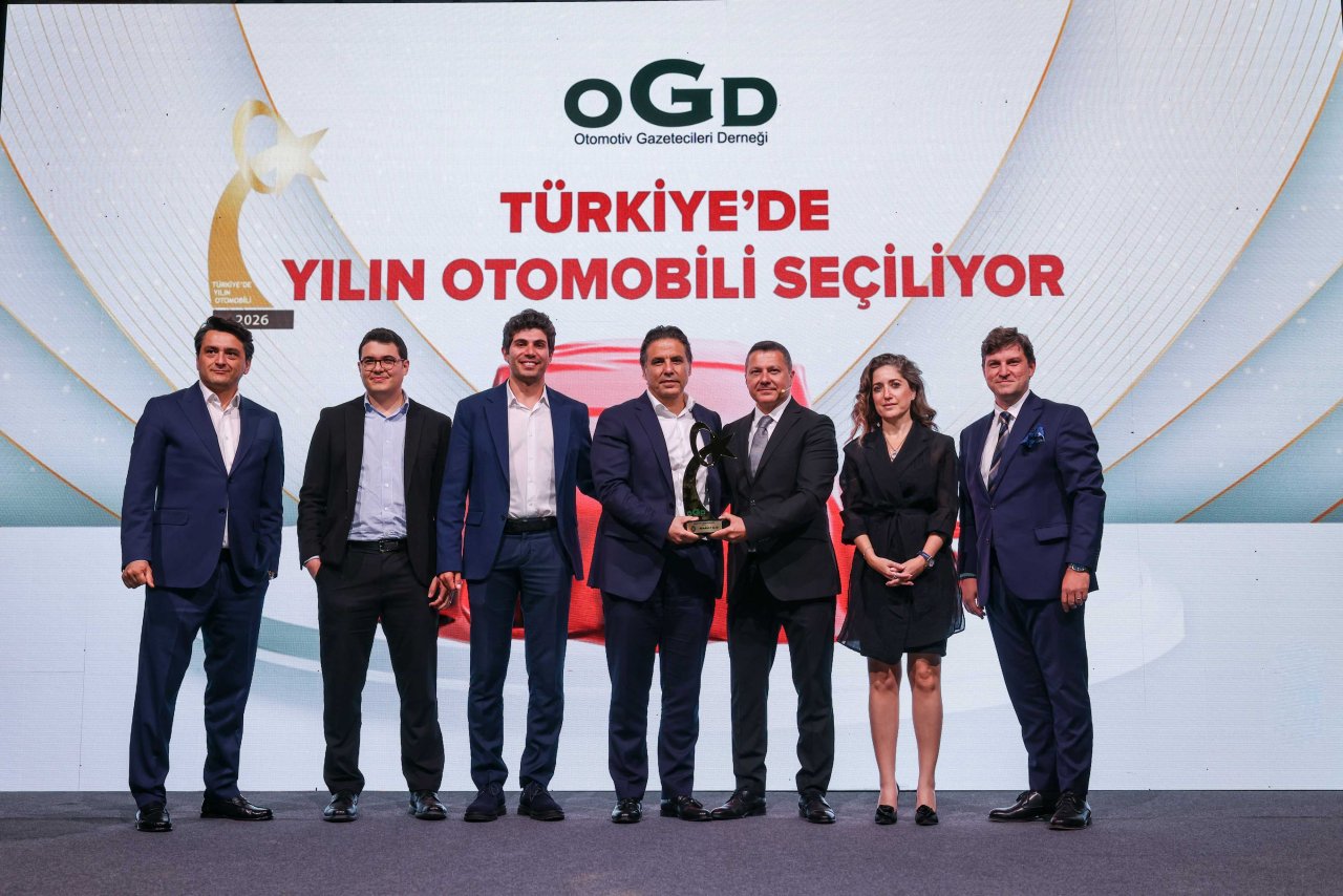 renault-mais-ekibi-ve-ogd-baskani-odul-alirken.jpg