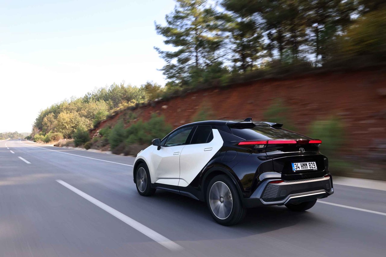 toyota-c-hr-hybrid-4.jpg