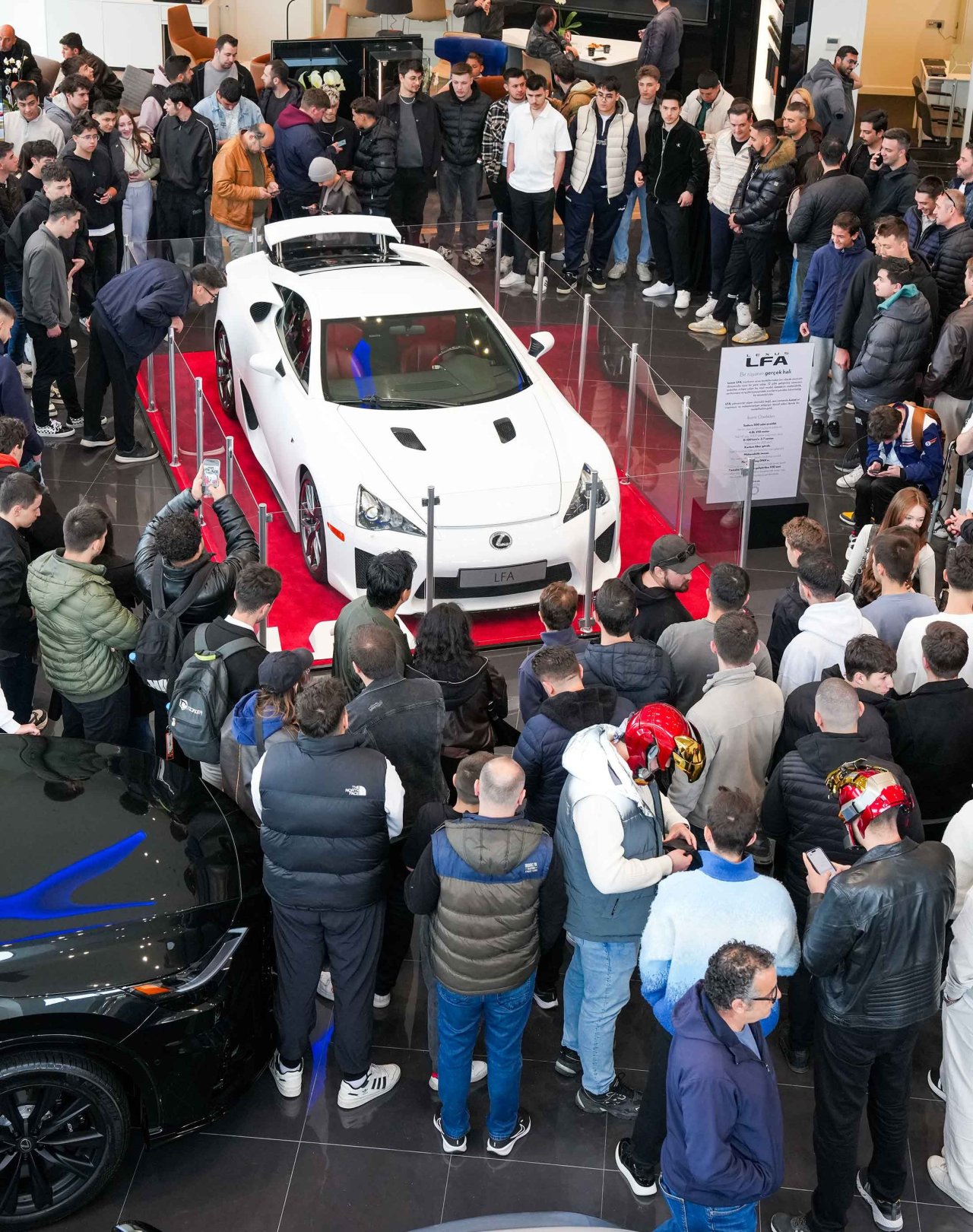 lexus-lfa-showroom-bulusmalari-2.jpg