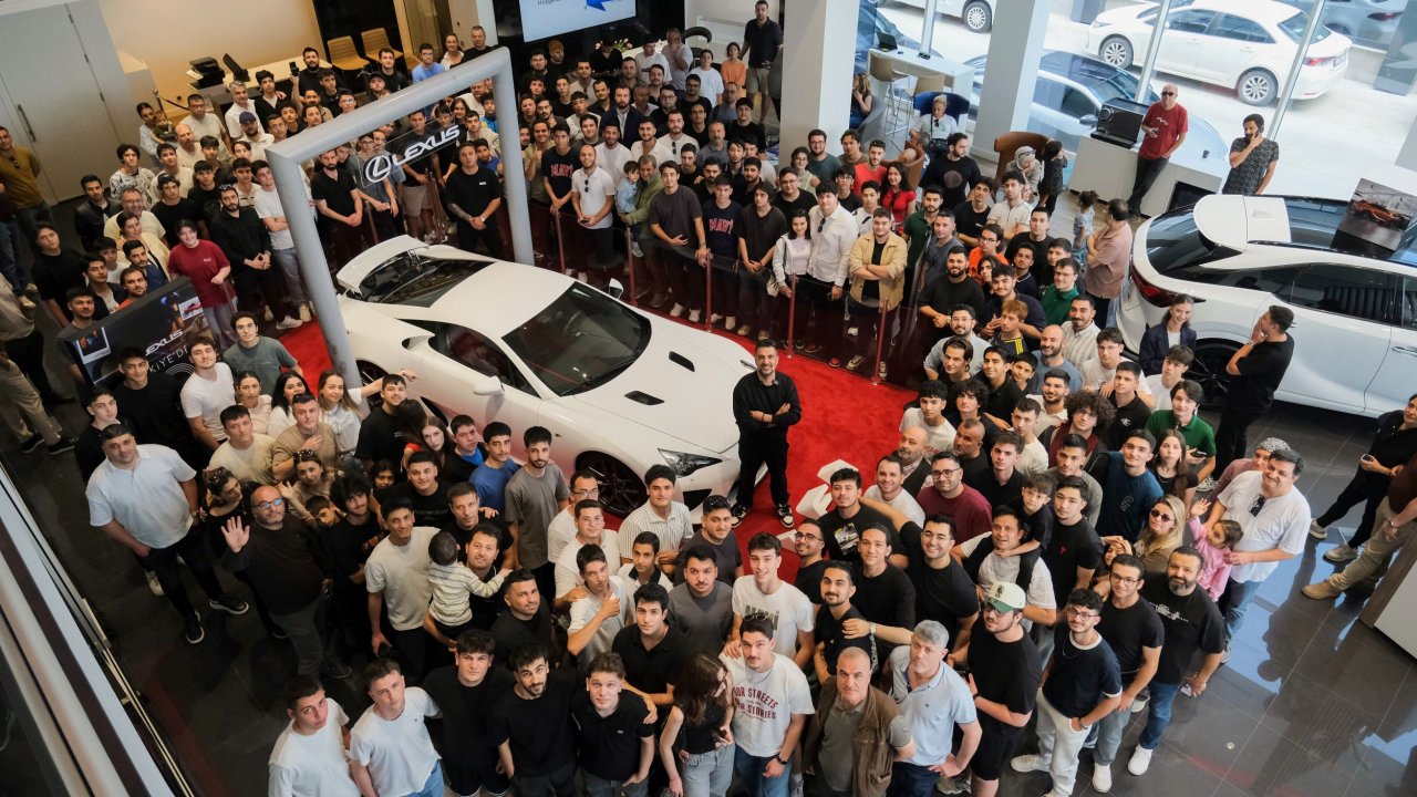 lexus-lfa-showroom-bulusmalari-3.jpg