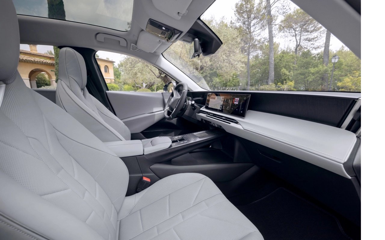 ds-n7-luks-elektrikli-premium-suv-740km-menzil-ic-mekan-tasarimi-beyaz-deri-doseme.webp