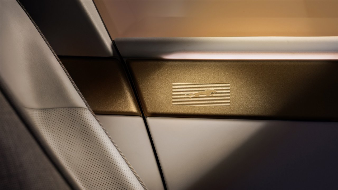 2026-08-12-jaguar-type-01-ic-tasarim-detaylariyla-modern-luksu-yeniden-yorumluyor-3.jpg