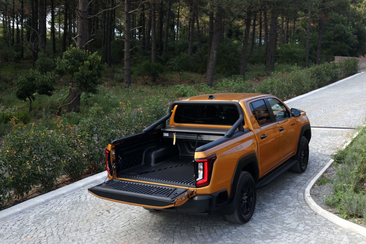 yeni-toyota-hilux-9.jpg