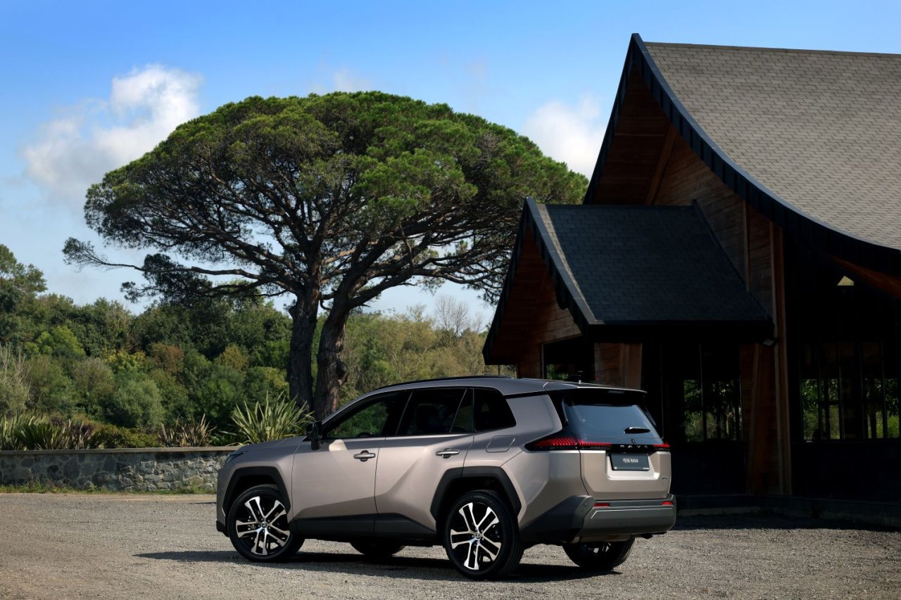yeni-toyota-rav4-hybrid-5.jpg
