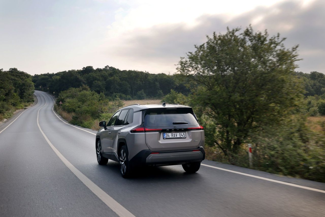 yeni-toyota-rav4-hybrid-7.jpg