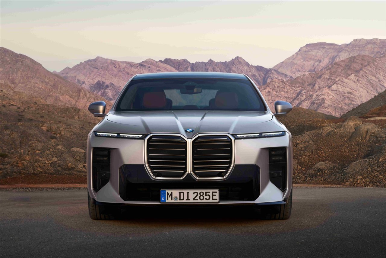 yeni-bmw-7-serisi-neue-klasse-teknolojileriyle-turkiyede-satisa-sunuldu-2.jpg