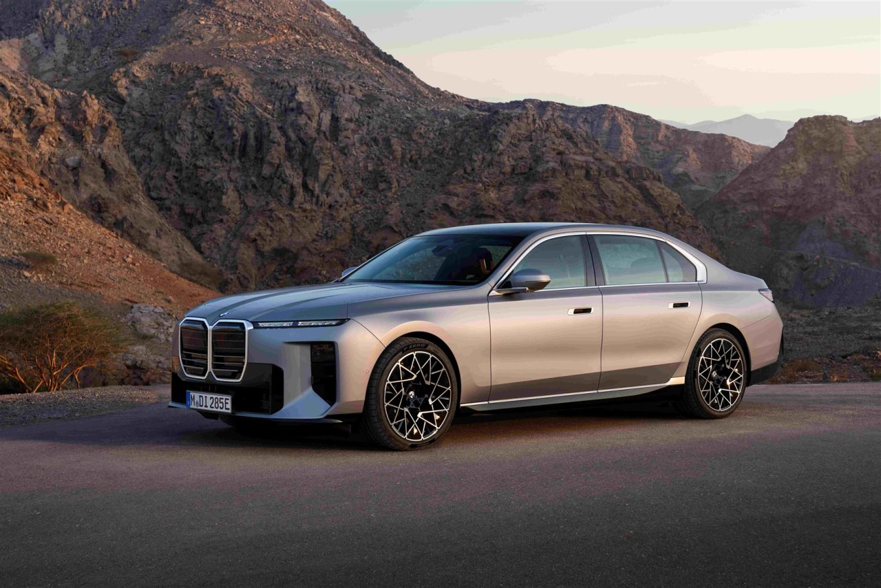 yeni-bmw-7-serisi-neue-klasse-teknolojileriyle-turkiyede-satisa-sunuldu-3.jpg