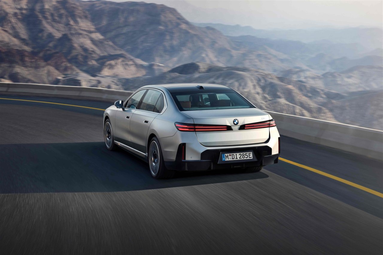 yeni-bmw-7-serisi-neue-klasse-teknolojileriyle-turkiyede-satisa-sunuldu-4.jpg