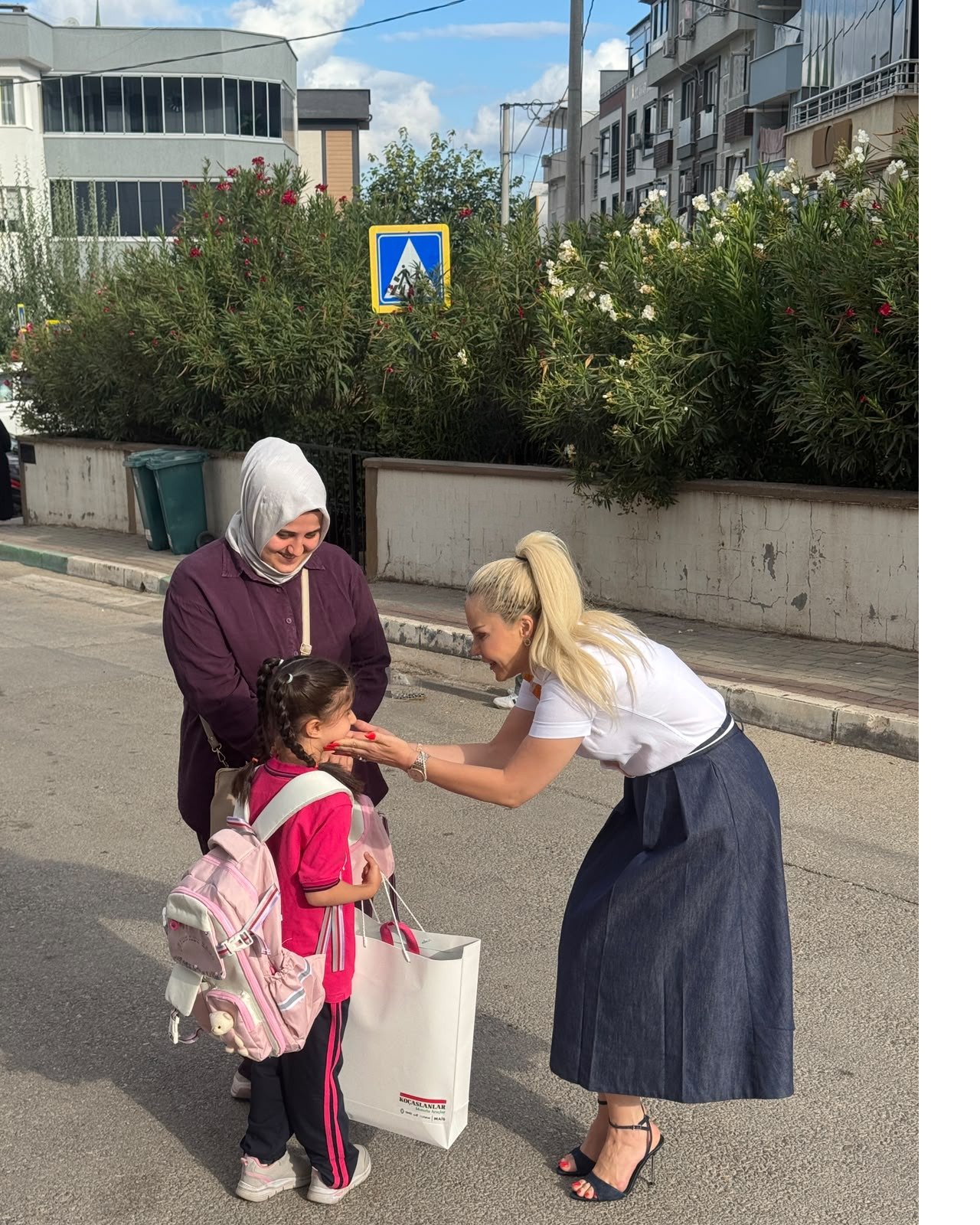 foto-2-kocaslanlar-genel-muduru-didem-aras-ve-kestel-ogrenci-okul-onu.jpeg