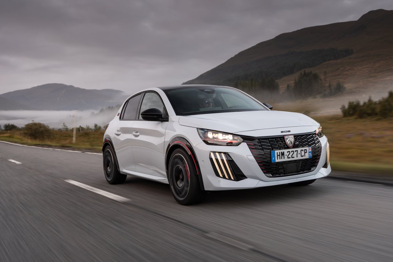 yeni-peugeot-e-208-gti-1.jpg