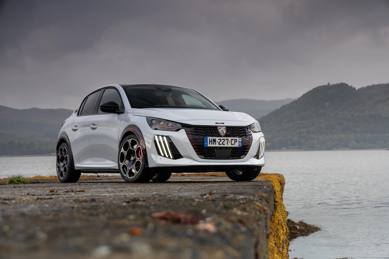 yeni-peugeot-e-208-gti-2.jpg
