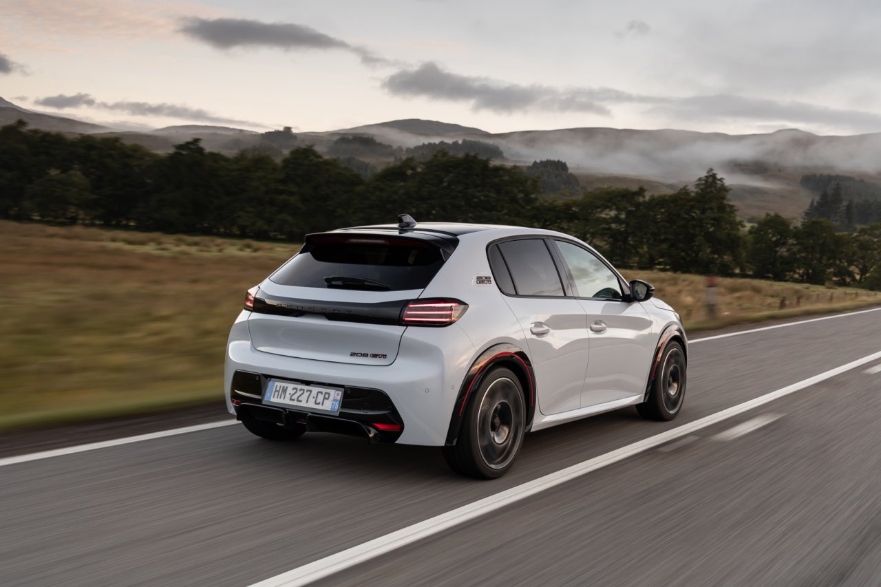 yeni-peugeot-e-208-gti-3.jpg